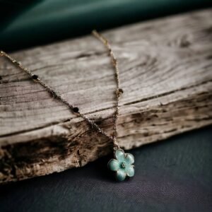 Pendentif fleur de Sakura et chaîne en turquoise africaine plaqué or